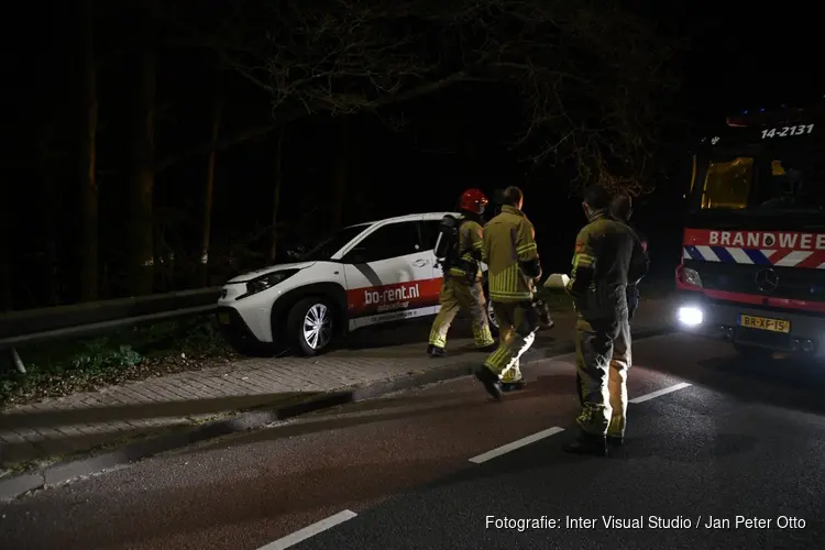 Automobilist uit de bocht gevlogen op Vredelaan in Laren