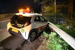 Automobilist uit de bocht gevlogen op Vredelaan in Laren