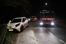 Automobilist uit de bocht gevlogen op Vredelaan in Laren