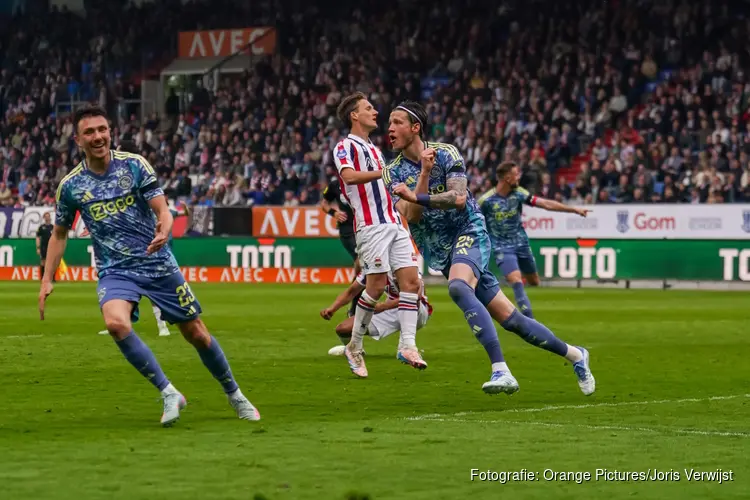 Invallers helpen Ajax langs Willem II