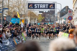 8000 hardlopers en 3000 wandelaars beleven finishmoment in bruisend Hilversum