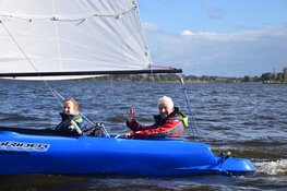 Waarnemend burgemeester Wijdemeren opent nieuwe steigers Robinson Crusoe