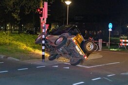 Auto botst op stoplicht bij eenzijdig ongeval in Eemnes