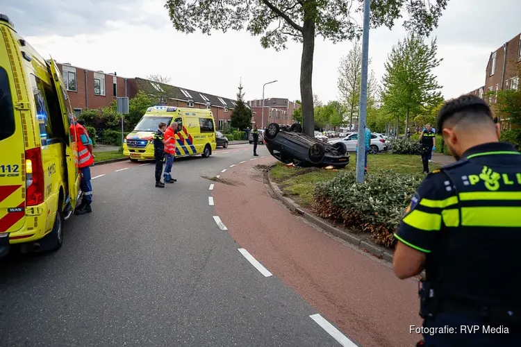 Auto eindigt op de kop na eenzijdig ongeval in Huizen