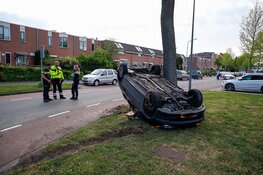 Auto eindigt op de kop na eenzijdig ongeval in Huizen