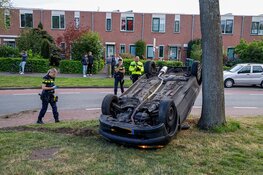 Auto eindigt op de kop na eenzijdig ongeval in Huizen