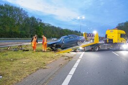 Auto over de kop op A27 bij Eemnes