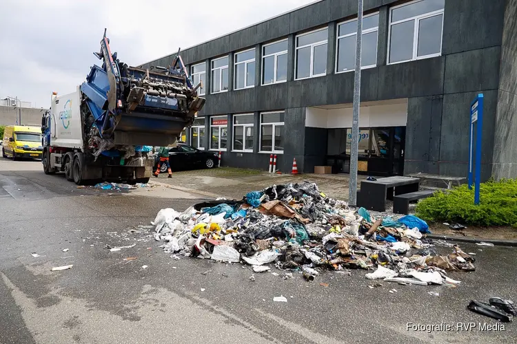 Inhoud van vuilniswagen in brand