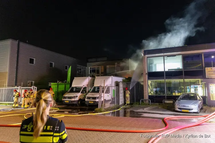 Flinke brand bij kringloopwinkel in Naarden