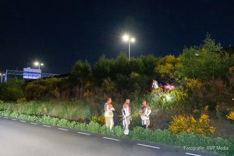 Auto raakt van de weg en eindigt in struiken op A27