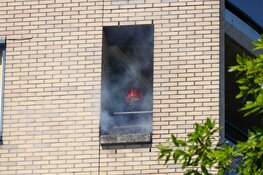 Vlammen op balkon van flat aan de Charley Tooropstraat in Hilversum