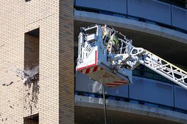 Vlammen op balkon van flat aan de Charley Tooropstraat in Hilversum