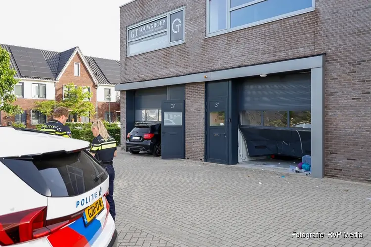 Auto rijdt garagebox binnen in Blaricum