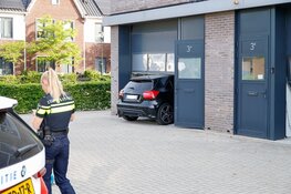Auto rijdt garagebox binnen in Blaricum