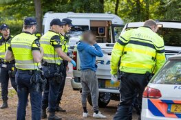 Twee mensen aangehouden na positieve drugs test en drugs gevonden in auto bij politiecontrole