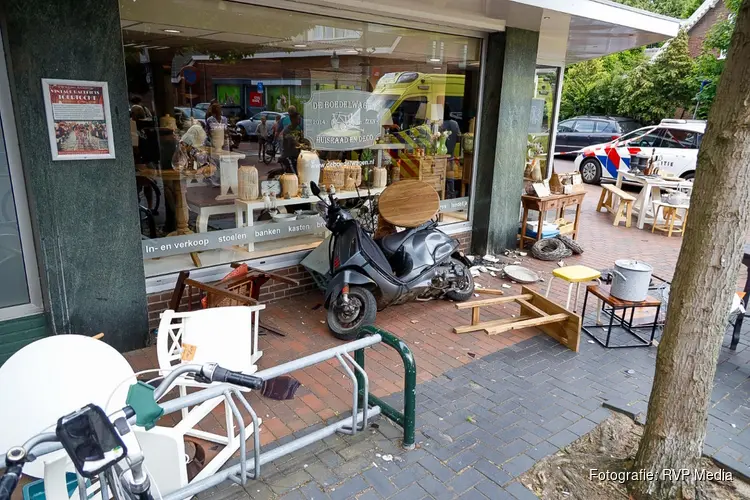 Gewonde bij botsing tussen bezorgauto en scooter in Huizen