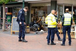 Gewonde bij botsing tussen bezorgauto en scooter in Huizen