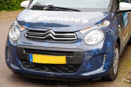 Gewonde bij botsing tussen bezorgauto en scooter in Huizen