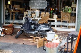 Gewonde bij botsing tussen bezorgauto en scooter in Huizen