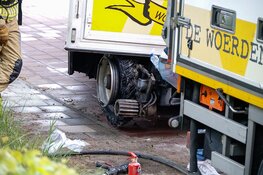 Wiel van marktkraam kaasboer vliegt in brand tijdens het rijden in Laren
