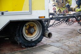 Wiel van marktkraam kaasboer vliegt in brand tijdens het rijden in Laren