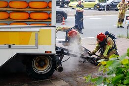 Wiel van marktkraam kaasboer vliegt in brand tijdens het rijden in Laren