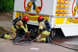 Wiel van marktkraam kaasboer vliegt in brand tijdens het rijden in Laren