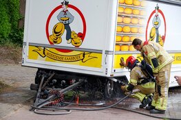Wiel van marktkraam kaasboer vliegt in brand tijdens het rijden in Laren