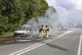 Bestelbus brandt uit in Kortenhoef