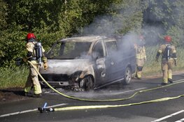Bestelbus brandt uit in Kortenhoef