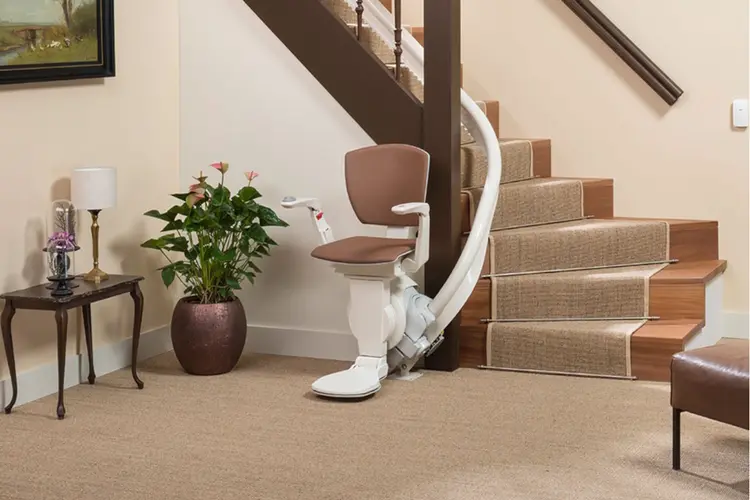 Veilig en zelfstandig thuis blijven wonen met een traplift