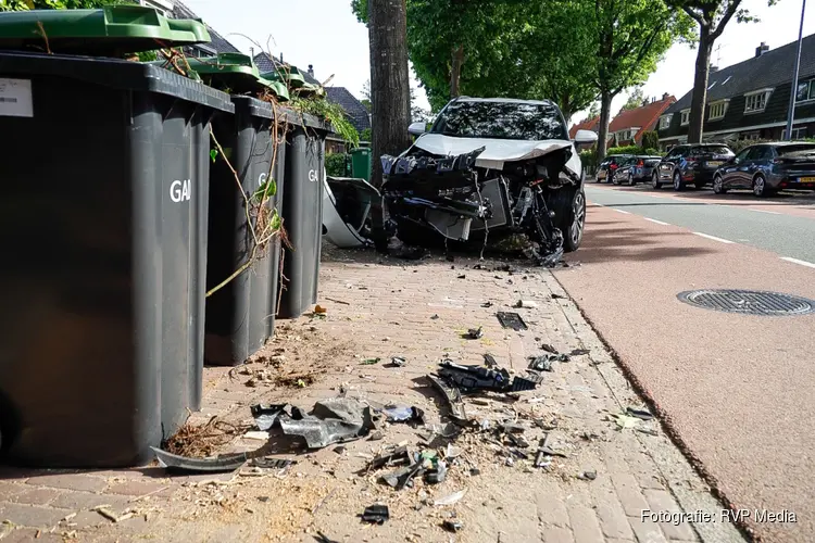 Ravage na botsing tussen auto en bedrijfsbusje in Huizen