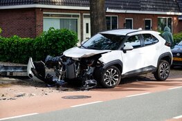 Ravage na botsing tussen auto en bedrijfsbusje in Huizen