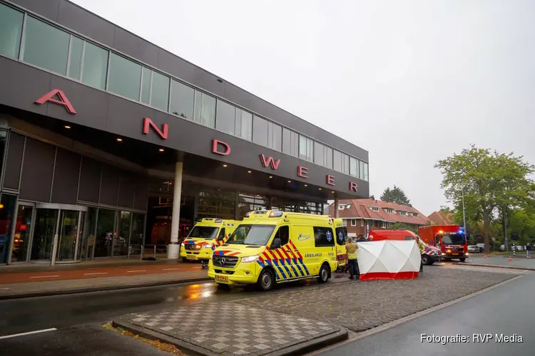 Fietser ernstig gewond na aanrijding met auto in Hilversum