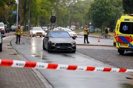 Fietser ernstig gewond na aanrijding met auto in Hilversum