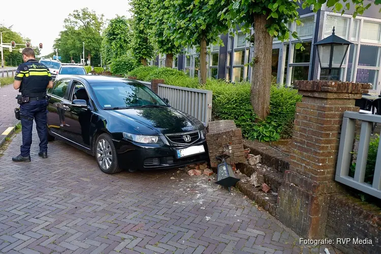 Auto botst tegen pilaar van hotel in Bussum