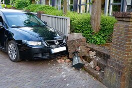 Auto botst tegen pilaar van hotel in Bussum
