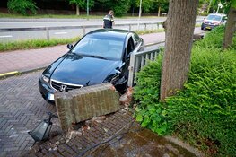 Auto botst tegen pilaar van hotel in Bussum