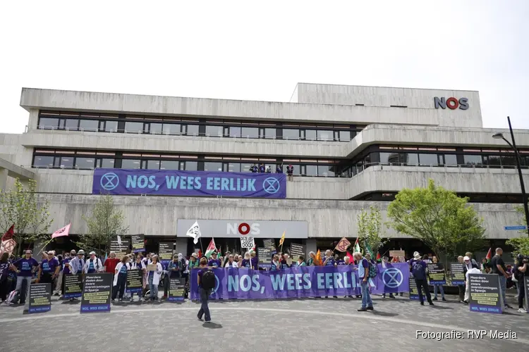 Extinction Rebellion bezet Hilversums Mediapark: ‘NOS, wees eerlijk!’
