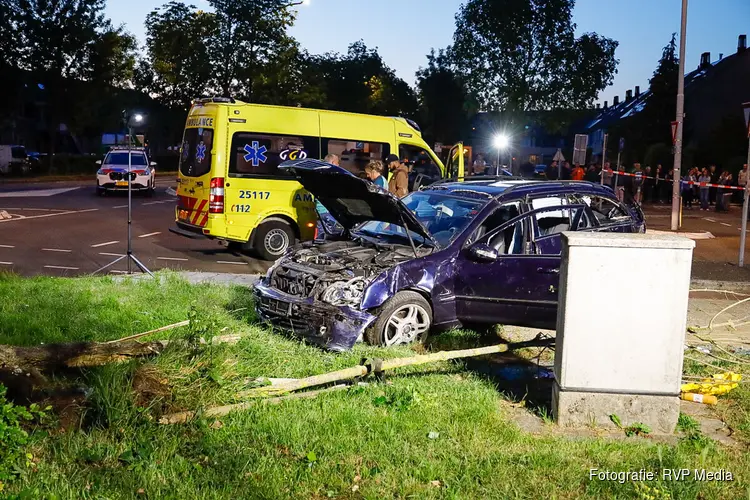 Auto crasht op de Bovenmaatweg in Huizen