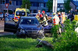 Auto crasht op de Bovenmaatweg in Huizen