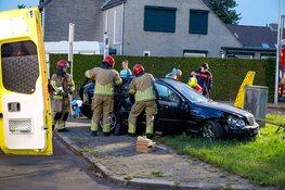 Auto crasht op de Bovenmaatweg in Huizen
