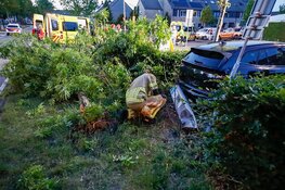 Auto crasht op de Bovenmaatweg in Huizen