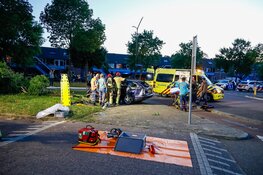 Auto crasht op de Bovenmaatweg in Huizen