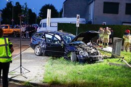 Auto crasht op de Bovenmaatweg in Huizen