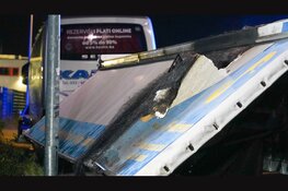 Marktwagen zwaar beschadigd na brand