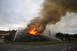 Grote brand bij recyclingbedrijf in Muiderberg, meerdere rijbanen A6 afgesloten