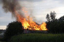 Grote brand bij recyclingbedrijf in Muiderberg, meerdere rijbanen A6 afgesloten