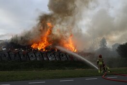 Grote brand bij recyclingbedrijf in Muiderberg, meerdere rijbanen A6 afgesloten
