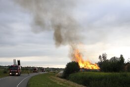 Grote brand bij recyclingbedrijf in Muiderberg, meerdere rijbanen A6 afgesloten